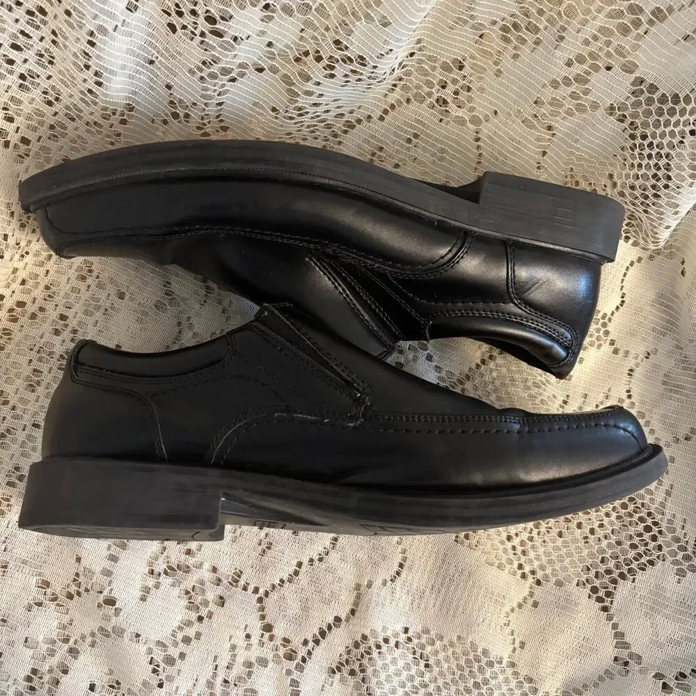 Dockers Men's US 9.5 Black Leather Slip On Loafers.